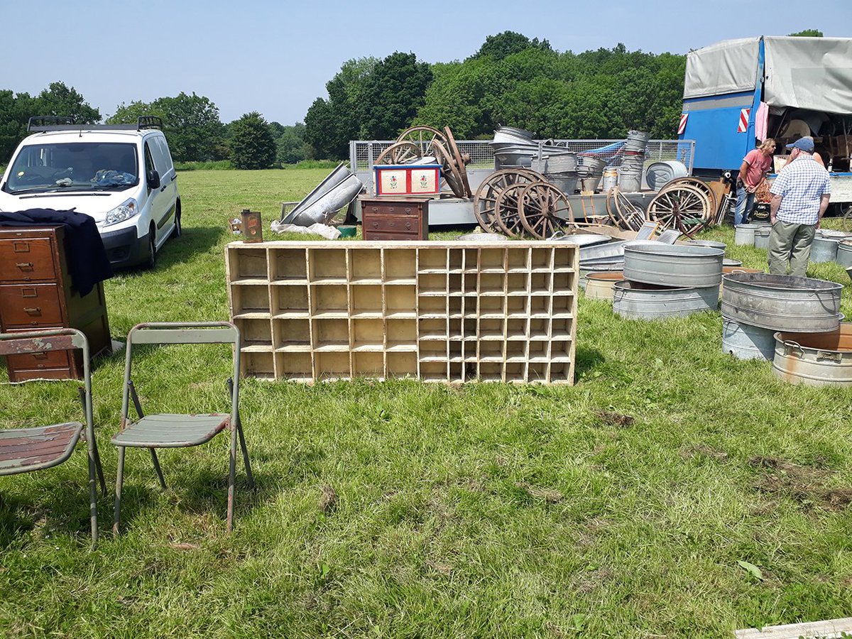 #FlashbackFriday to our last Brocante, a beautiful Summers day at <a href="/Hopfarm/">The Hop Farm</a>
Join us for our last Brocante of 2018 on 21- 23 September for more collectable #antiques #furniture #retro #lighting #vintage #fashion...
Tickets and info here - bit.ly/BigBrocante
<a href="/KirstieMAllsopp/">Kirstie Allsopp</a>