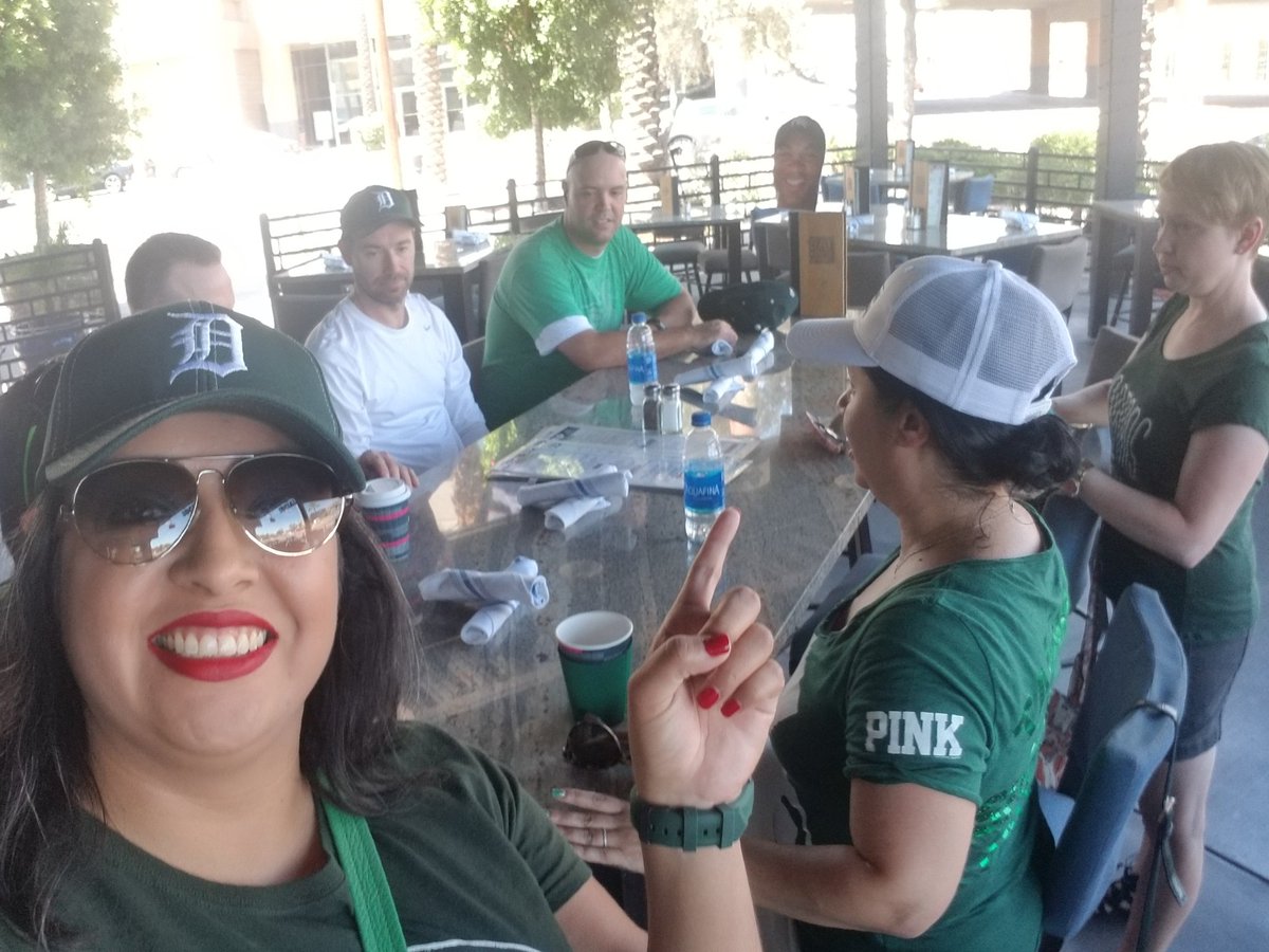 CarolinaGoGreen's tweet photo. Getting some lunch! #isawSTEVEinAZ @DetroitSpartans @AZSPARTANS #msu #GoGreen #StormTheDesert #heave https://t.co/jLfrMJr99R