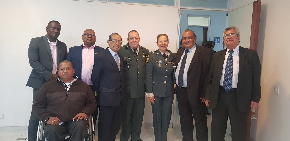 SanidadMilCo's tweet photo. Director #DMSOC CR. Ricardo Arana: Estamos comprometidos con la salud de todos nuestros usuarios, posicionando la #SanidadMilitar con los estandares más altos de excelencia.
CC @mindefensa @FuerzasMilCol @COL_EJERCITO @Ejercito_Disan https://t.co/7gHBmtcB9X
