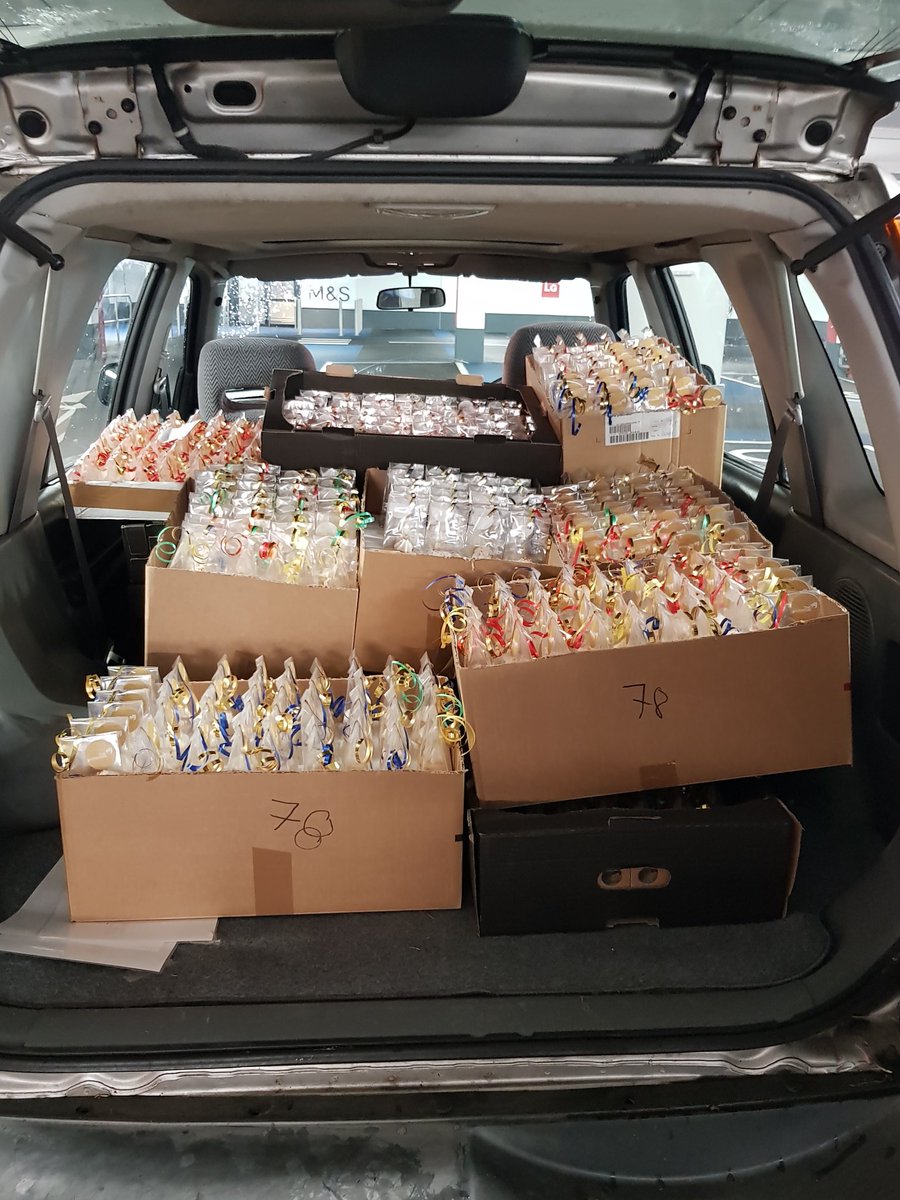 SwissmissCakes's tweet photo. #thelexiconbracknell #1stanniversary #minicupcakes #1000 #delivery https://t.co/omzahP9NqM