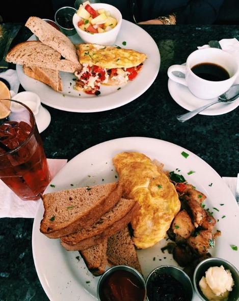 Andreasri's tweet photo. We're not psychic, but we're pretty sure we see this meal in your future 🔮
.
.
.
.
#andreasrestaurant #providenceri #providenceeats #greekamerican
📸@gsveats https://t.co/jSLt9EwjIn