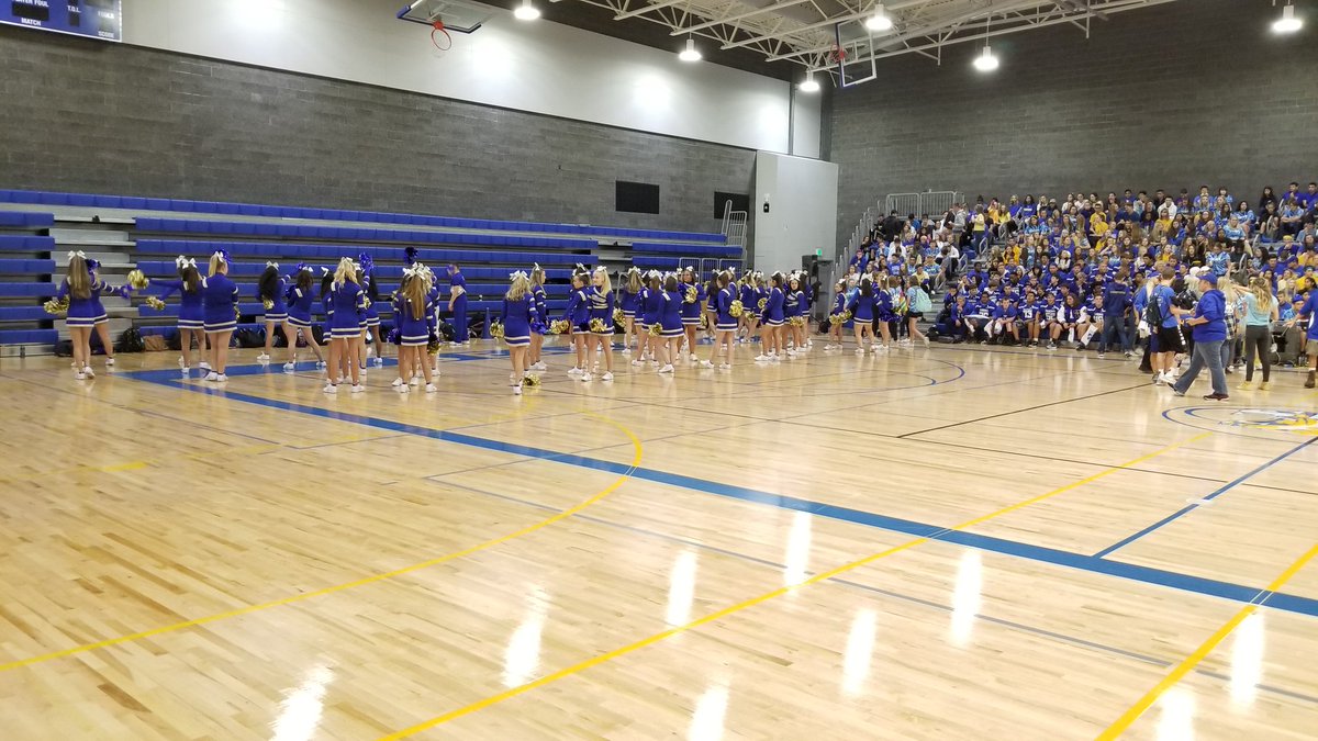 Photog_Jim_KOMO's tweet photo. In my years doing these morning pep rallies, I've only seen few turnouts like @TahomaHigh had today. This school definitely shows its full support to it's students and teams. @JordanWtv took on a pep rally for the first time and nailed it! #k5sports #k5mornings #bearstostate https://t.co/E36buVEQKq