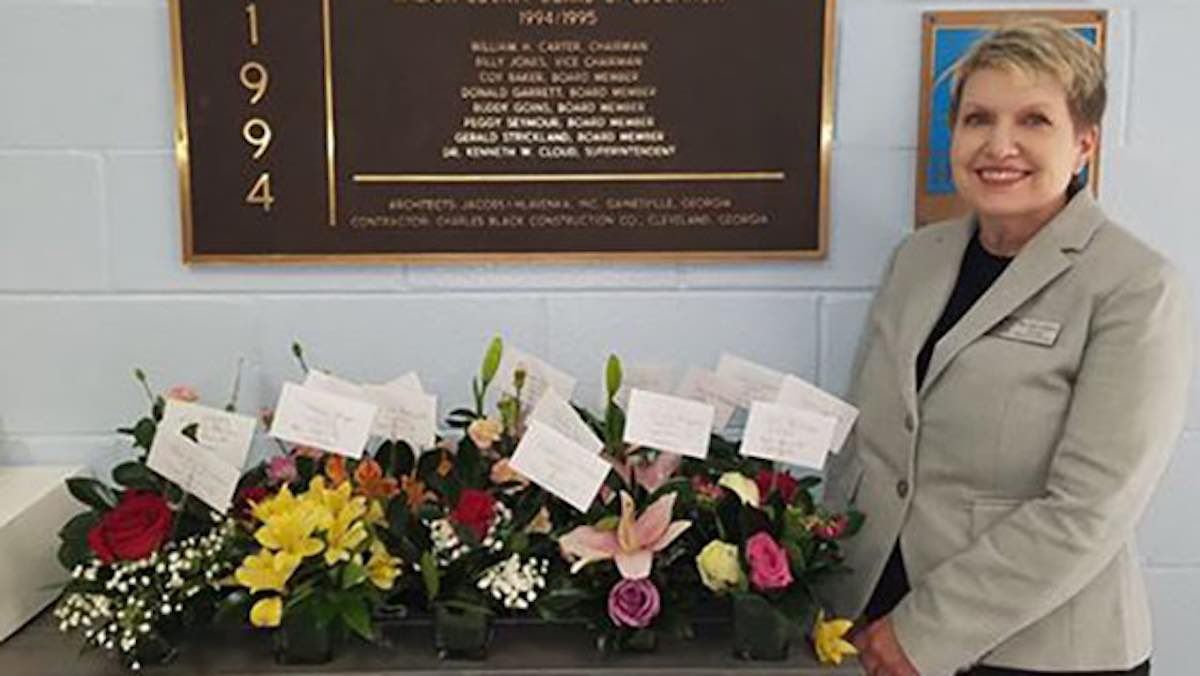 Florist Sends Bouquets of Flowers to Every Single Staffer at Local School to Welcome Them Back

Some people might be excited for the first day back to school – others might be more mournful. buff.ly/2wA7eC9