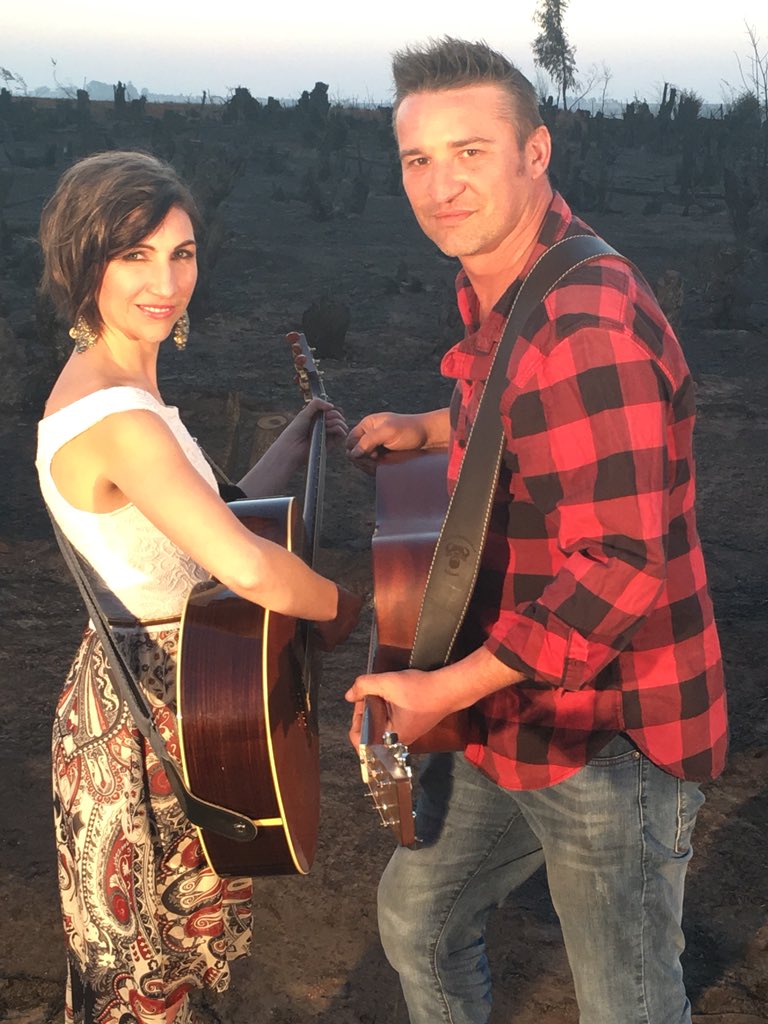 Die nuwe lied van <a href="/adamtasmusiek/">adam tas</a>  &amp; <a href="/StellaCombrink/">Stella Combrink</a> is #HOENDERVLEIS mooi!! Sien die video op die skakel.....  youtu.be/sLcOuRcJ2xM