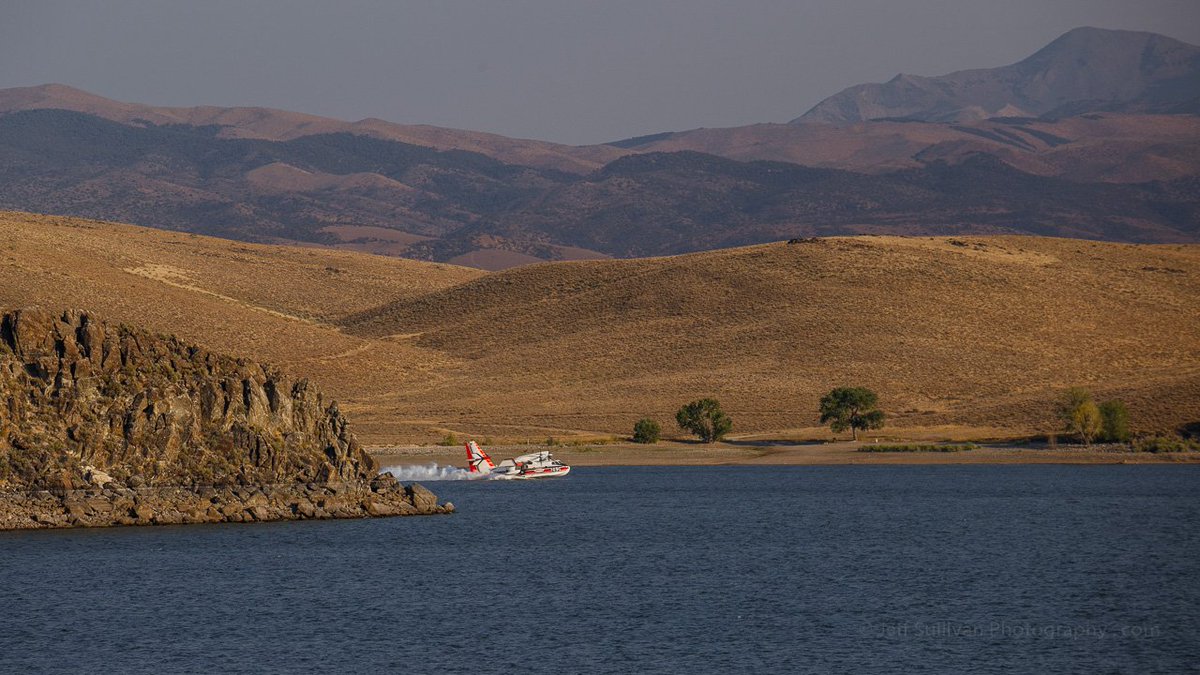 JeffSullPhoto's tweet image. Aero-flite's Borbardier CL-415 air tankers 260 &amp;amp; 261 were scooping water from Topaz lake to fight the #BootFire along Highway 395 &amp;amp; 108 yesterday. inciweb.nwcg.gov/incident/6190/

Big thanks to agencies, fire crews and first responders staffing and managing the response to the Boot Fire!