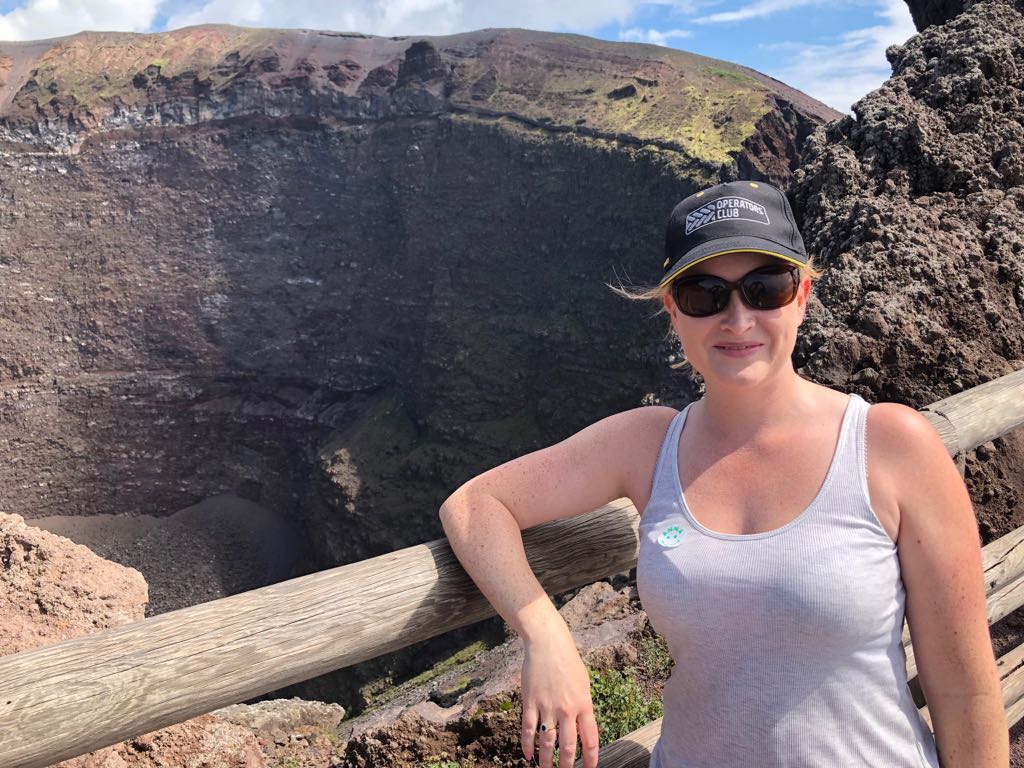 AmyMetcalfeIM's tweet photo. I could think of no finer hat to wear while peering into the crater of a Volcano than my #VolvoCE #OperatorsClub hat! 😂🌋 https://t.co/aEj3KC2IDI
