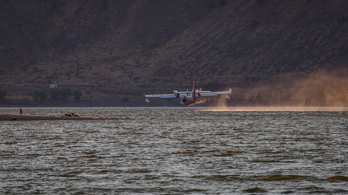 JeffSullPhoto's tweet image. Aero-flite's Borbardier CL-415 air tankers 260 &amp;amp; 261 were scooping water from Topaz lake to fight the #BootFire along Highway 395 &amp;amp; 108 yesterday. inciweb.nwcg.gov/incident/6190/

Big thanks to agencies, fire crews and first responders staffing and managing the response to the Boot Fire!