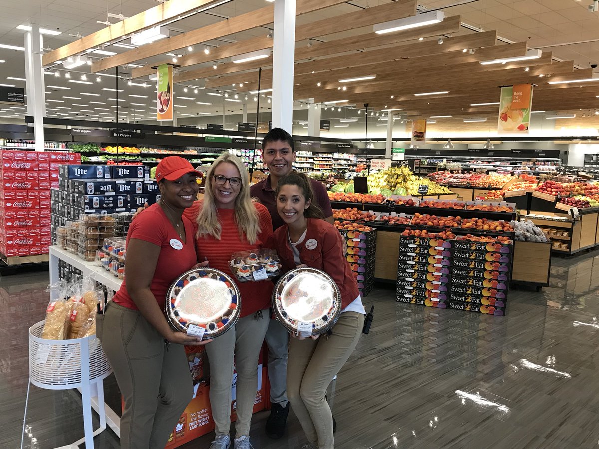 Team saying HI and selling, 1 TM per vehicle and store full and clean for our guests all because of these leaders validation and impact on the spot!!  Way to go <a href="/jennajamieb/">Jenna Ballweber</a> and team!