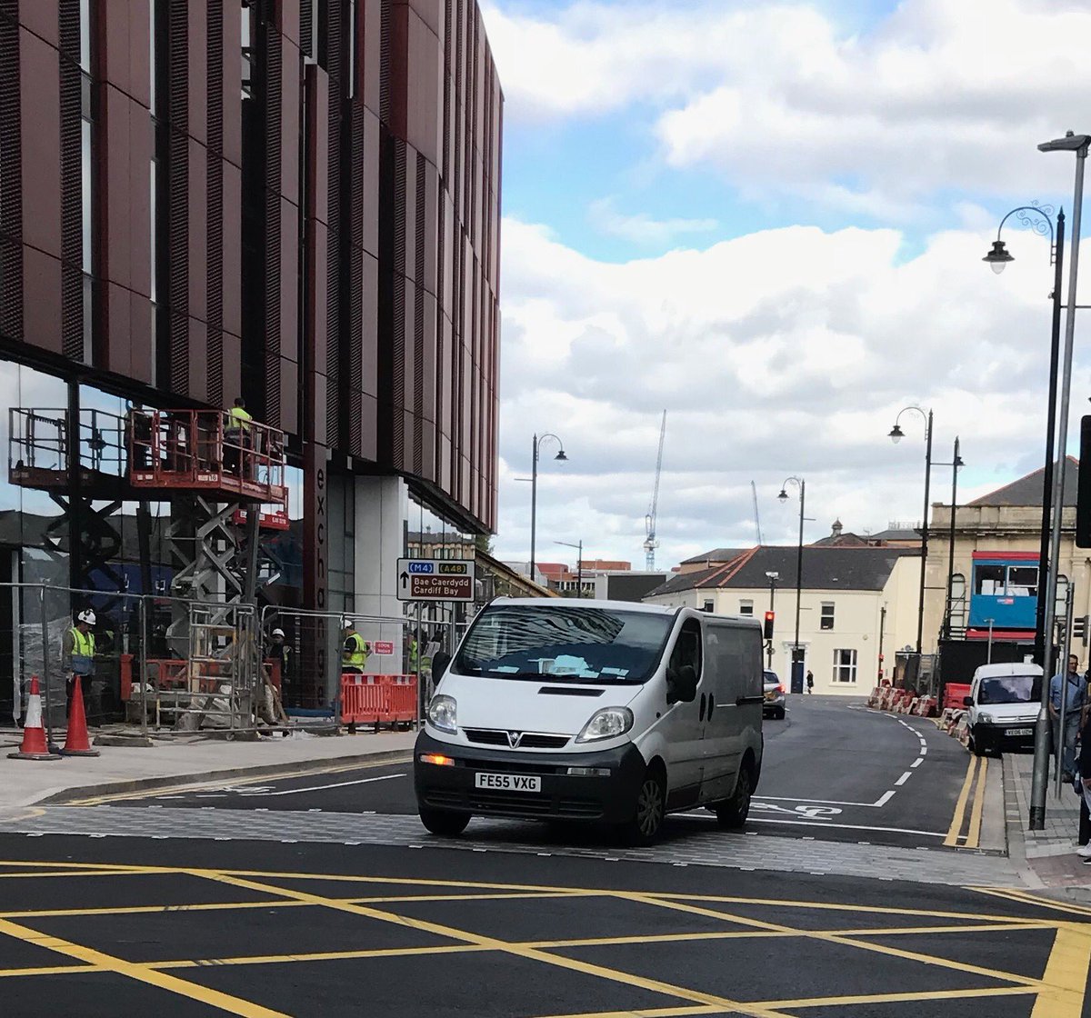 CARdyddCARdiff's tweet photo. Dan dy ofalaeth ⁦@CaroWild⁩ dyma Bridge St, canol y ddinas wedi’i adnewyddu â lonydd llydan i geir a ‘lonydd’ cul esgus wedi’u cymeradwyo gan ⁦@cyngorcaerdydd⁩ #collicyfle #gwastraffariancyhoeddus #carcaerdydd ⁦@WalesAudit⁩ ⁦@CdffCycleCity⁩ https://t.co/sc61GutoCW