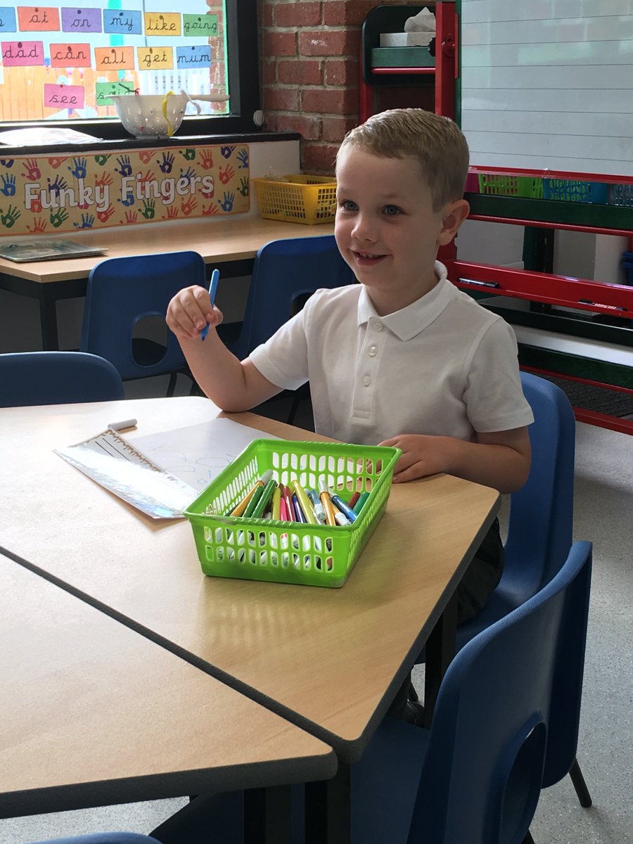 GreatOrmondSt's tweet photo. “Elliott’s really excited about starting school – he’s been asking me all summer when his first day would be!" 

What a fab way to finish #OrganDonationWeek – with photos of Elliott starting school 🤓📝🧮 He received a heart transplant at GOSH in 2016 https://t.co/dPJM626yqI