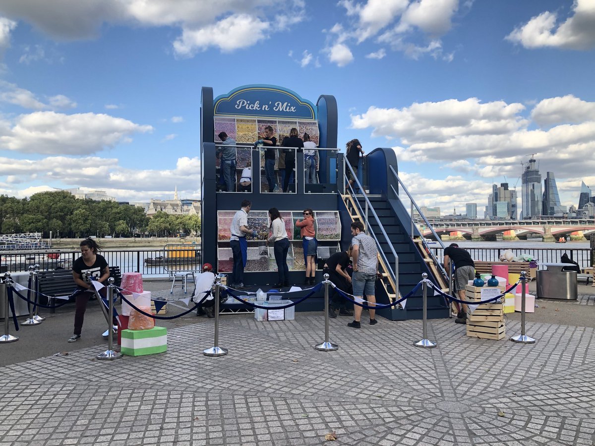 siteaudits's tweet image. @O2 #OhWhataPity! #O2customplans has finished! No #pickandmix #sweeties for passers-by Why not just hand over what’s left to those people watching? Though, watching the speed and dedication of the #breakdown team is #awesome! Obviously #beer and a #weekend calls!!
