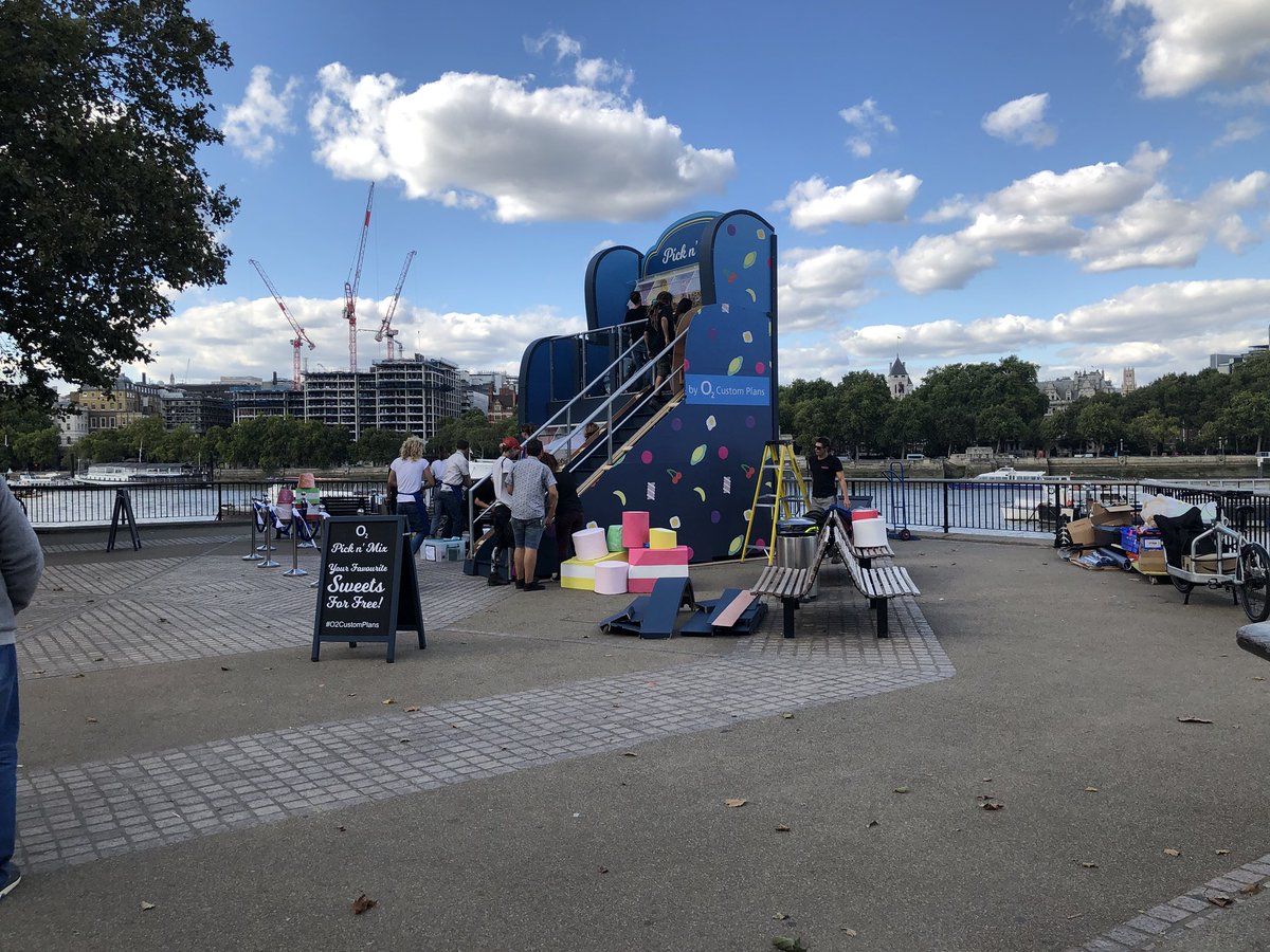 siteaudits's tweet image. @O2 #OhWhataPity! #O2customplans has finished! No #pickandmix #sweeties for passers-by Why not just hand over what’s left to those people watching? Though, watching the speed and dedication of the #breakdown team is #awesome! Obviously #beer and a #weekend calls!!