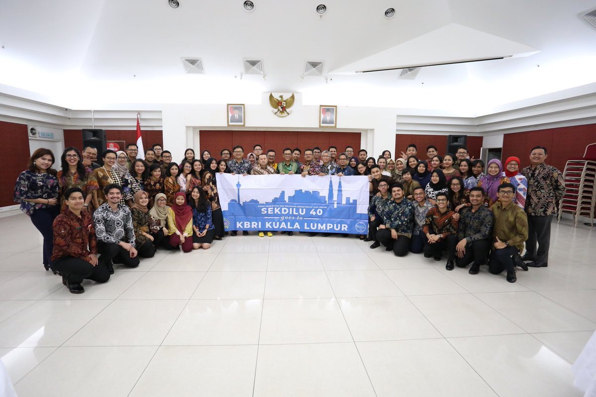 IndonesiaInKL's tweet photo. Penutupan program magang #Sekdilu40 @Kemlu_RI di #KBRI KL,2-7Sept2018. Peserta digembleng dg pelatihan perlindungan WNI termasuk “ronda malam”, ketenagakerjaan, keimigrasian, briefing politik, ekonomi,dan pensosbud.@yusron_dc @agusjurnalis @gusparis @khasanashari @SumiratAgung https://t.co/o37kvTneNk