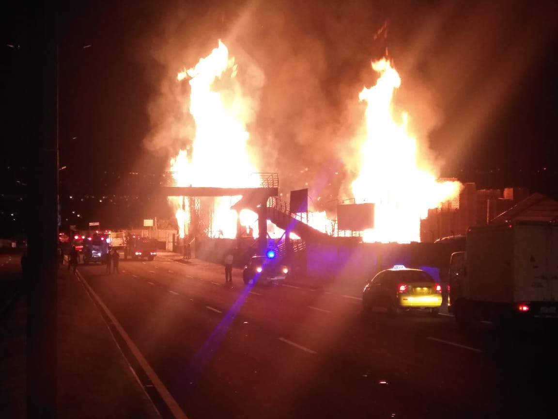[BOLETÍN] Entidades de socorro trabajan para sofocar incendio estructural en coordinación con el #ECU911 #Ibarra 
Más detalles aquí ▶️ bit.ly/2CvM8tV