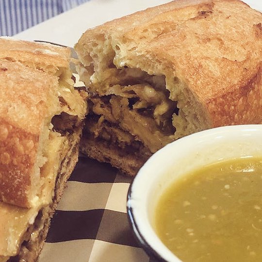 tortastatlixco's tweet photo. #FelizViernesATodos Quiubo y la #DePollo #Crunchilaquiles ???#SeMeAntojoY 🥖🥖🥖 Que sean✌🏻¿Ó tres? En mitades para el lunch! #FelizFinDeSemana https://t.co/4VuC4wJjZN
