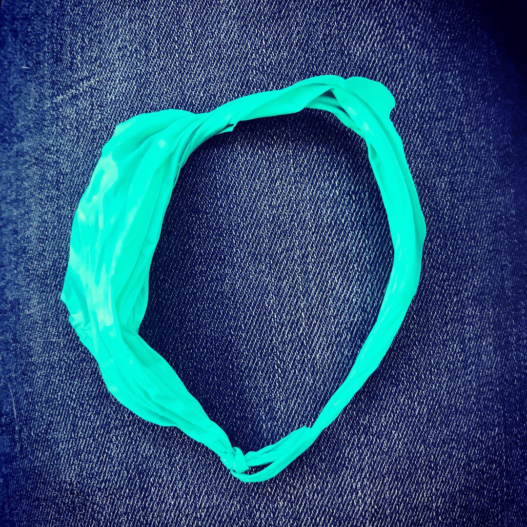 meandeweblog's tweet photo. When you forget your hair band... #glovecuff #farmersolution #needsmust #nitrileglove #necessityisthemotherofinvention https://t.co/Ju0pIwMwXB