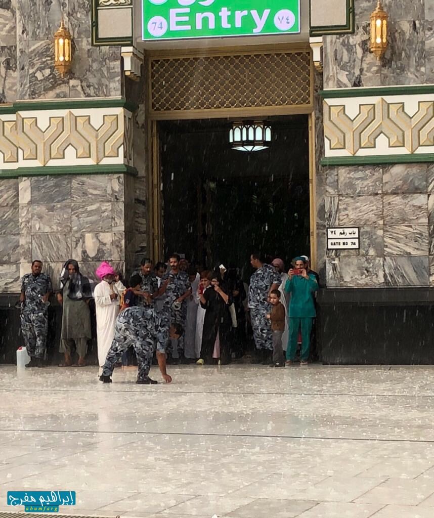 abumfarg's tweet photo. ⛈☔️ صور من أمطار وبرد الحرم المكي يوم الجمعة ٢٧ ذو الحجة ١٤٣٩ هـ 🕋
،،
تصوير : إبراهيم مفرج
،،
#امطار_مكه #مكة_الان #مكة https://t.co/sl5VEALSyg