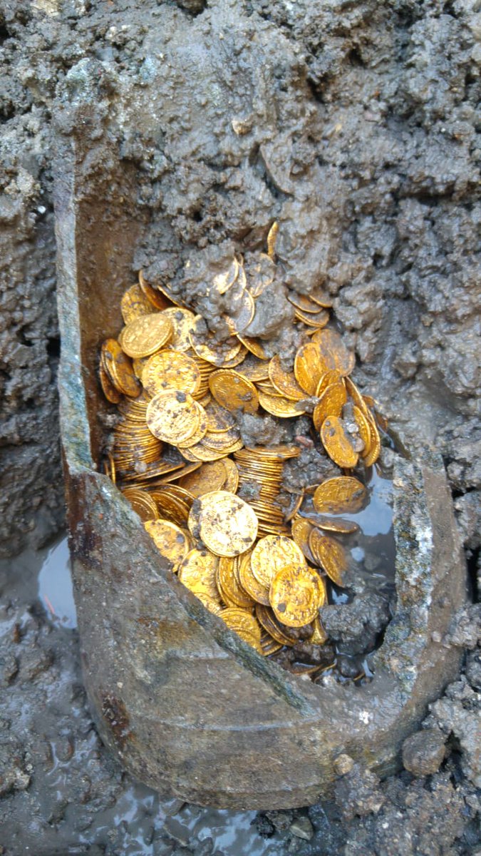 MiC_Italia's tweet photo. Centinaia di monete d'oro della tarda epoca imperiale sono state rinvenute in pieno centro a #Como, in un recipiente in pietra ollare di forma inedita. “Una scoperta che mi riempie di orgoglio” ha detto il ministro @BonisoliAlberto https://t.co/ff6ep38gtG