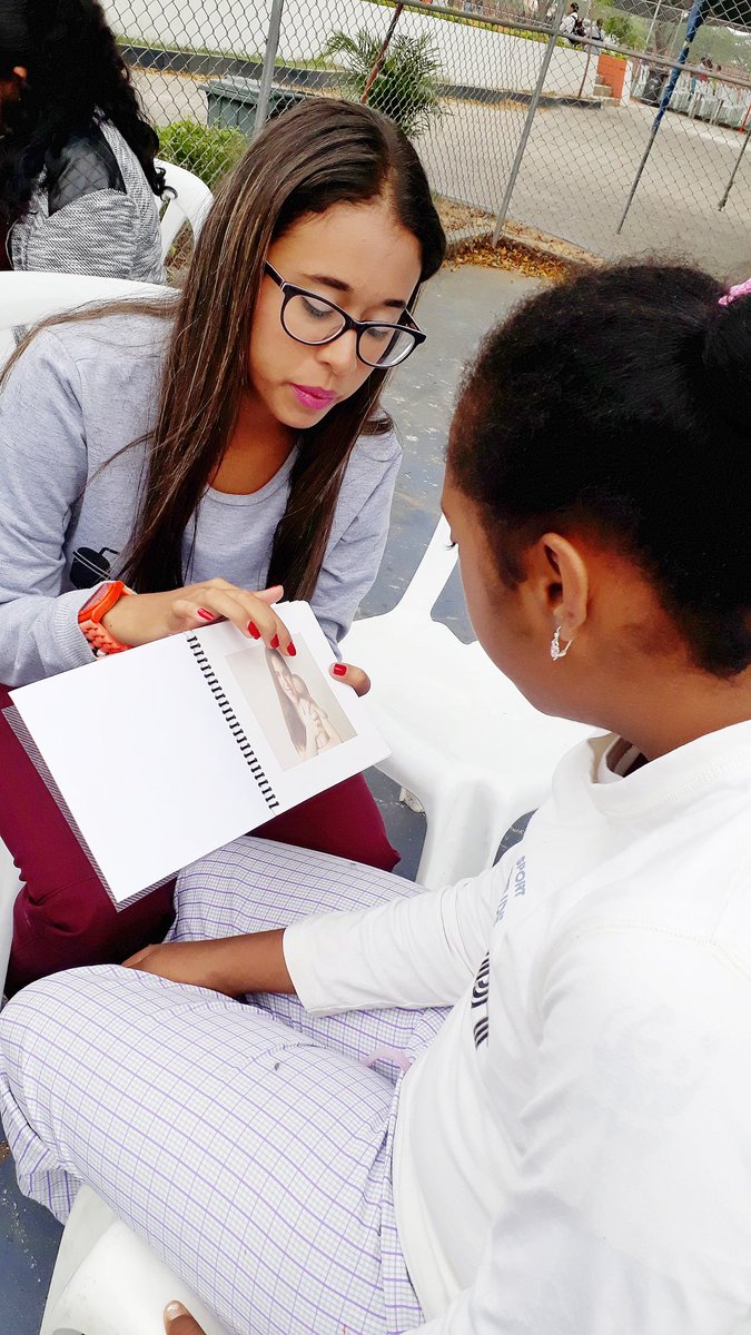 ManzanaIntegral's tweet image. Estimulamos el vocabulario de Evelyn con esta actividad en que identifica diversas imágenes. Se entretiene, aprende y amplía el léxico, con las estudiantes de #TerapiaDeLenguaje de la @UdeGuayaquil, que realizan prácticas pre profesionales en el @cequinoterapia 
#GuayasImparable