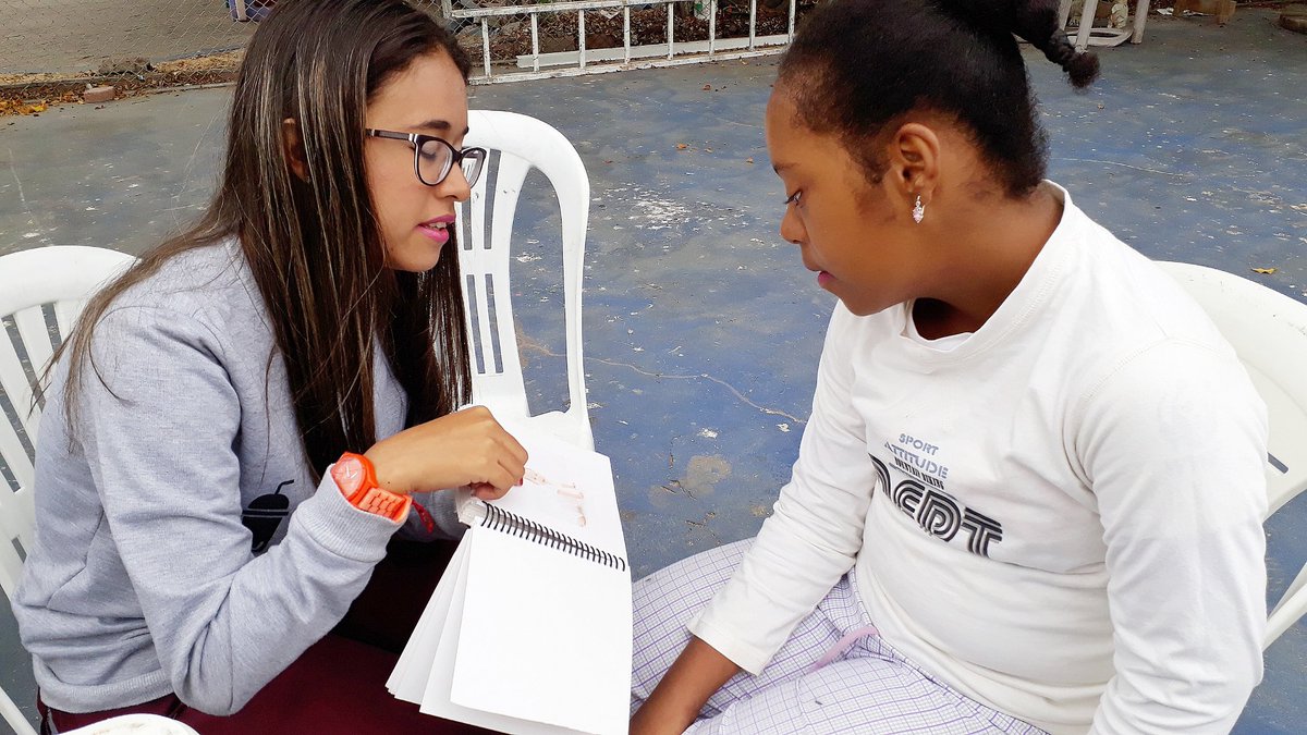 ManzanaIntegral's tweet image. Estimulamos el vocabulario de Evelyn con esta actividad en que identifica diversas imágenes. Se entretiene, aprende y amplía el léxico, con las estudiantes de #TerapiaDeLenguaje de la @UdeGuayaquil, que realizan prácticas pre profesionales en el @cequinoterapia 
#GuayasImparable