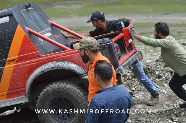 kashmiroffroad's tweet photo. Helping hand!

#kashmiroffroad #kashmirmotorsport #kashmir #offroad #dirttrack #livetodrive #landscape #offroaddrive #suzuki #hills #mountains #koboys #koclub #4x4 #4x4life #4wd https://t.co/s6qePZnMau https://t.co/q8QOLjkuFx