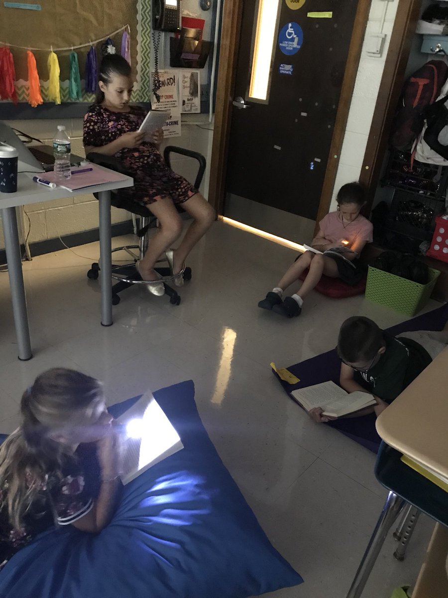 MrsKGafas's tweet photo. Flashlight Fri-yay! Students worked on reading stamina and choosing our independent work seating options by flashlight/tea lights today #CollsEdu #flashlightfriyay https://t.co/5Qa3OhCY1t