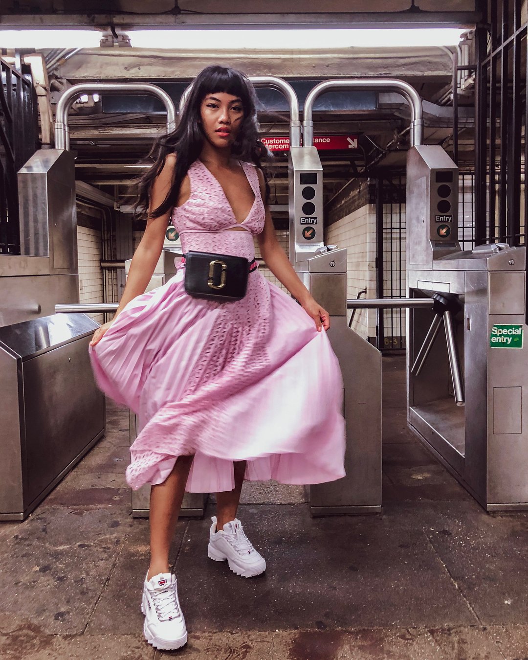 Marc Jacobs on X Jannel Therese spotted with our Marc Jacobs Logo Strap Hip Shot Bag MJFW18 https t TfJ771GLsu X