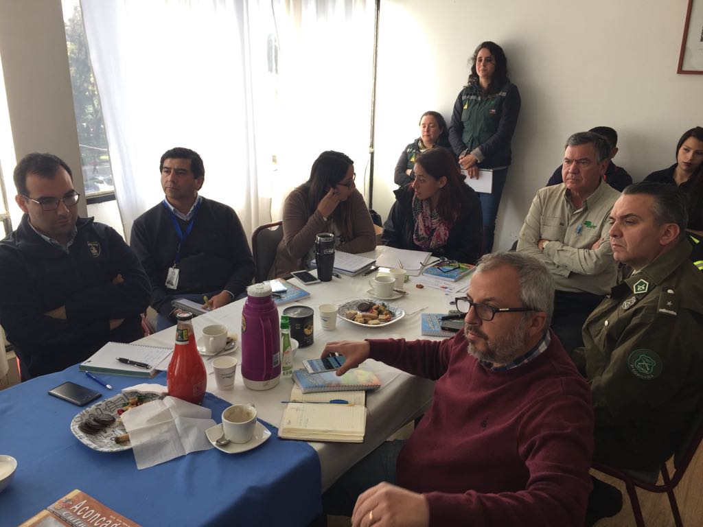 En el marco de la primera sesión de la mesa de prevención de incendios forestales de la provincia de San Felipe, funcionarios de CONAF realizan análisis en torno a la ocurrencia, daño y causas de las emergencias forestales en la zona.