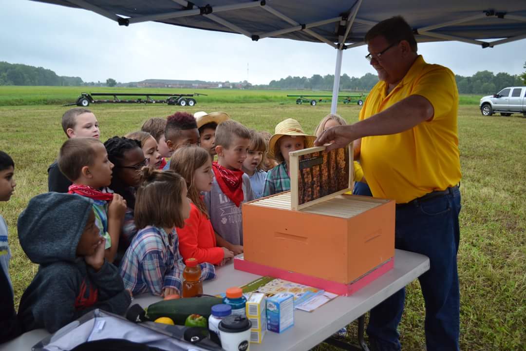 honeybeSM's tweet photo. One of @Bayer4CropsUS #beeambassadors engaged with 1300 students at the Brownsburg Community School's Farm Day in IN. The students learned about honey bees and the important role they play in modern agriculture! #nextgenfarmers #pollinators https://t.co/5gU8n6cK9B
