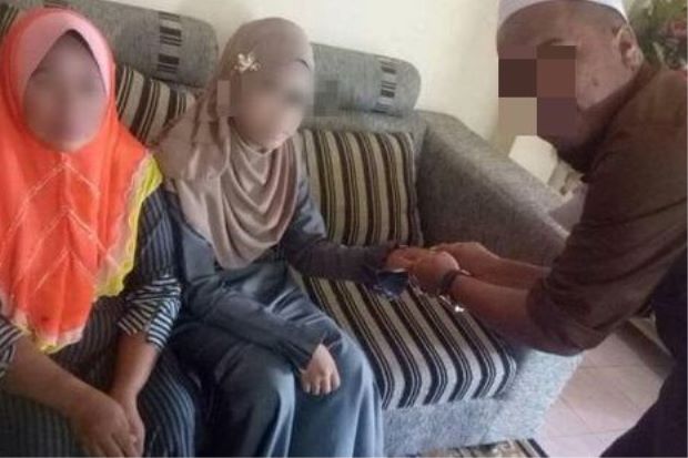 OnlineMagazin's tweet photo. 🆘‼😱🧕 #Thailand: 41-year-old imam takes 11-year-old girl to his third wife. She was his children's playmate, he the employer of her parents.  https://t.co/KSdbuPqSxY https://t.co/XqxpGQmBCS