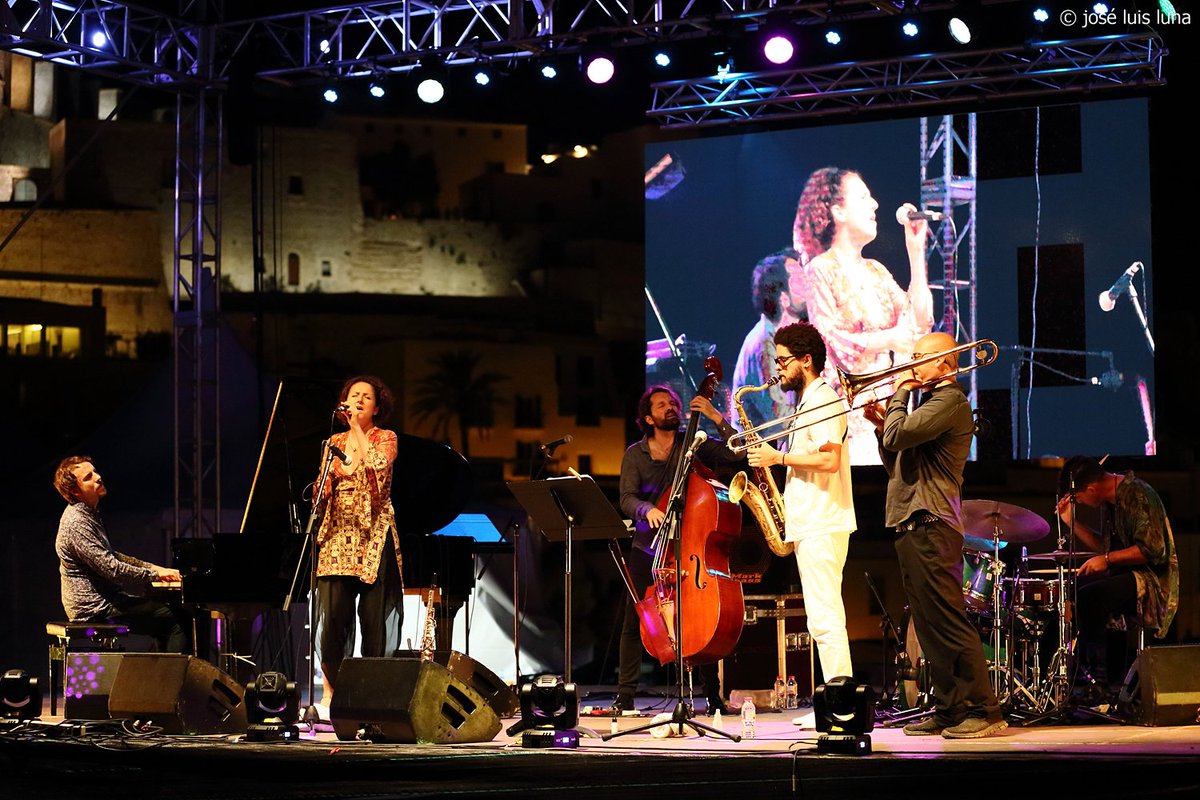 Después llegó el momento de <a href="/PabloMCaminero/">Pablo M. Caminero</a> Quintet con sorpresa incluida gracias a <a href="/ACervantesMusik/">Ángela Cervantes</a> cantando 'Eider'. Nos emocionamos con ella y con toda la banda. ¡Gracias por hacer que la noche acabara por todo lo alto con 'Cuentas pendientes'! 🎶💥 (+)
