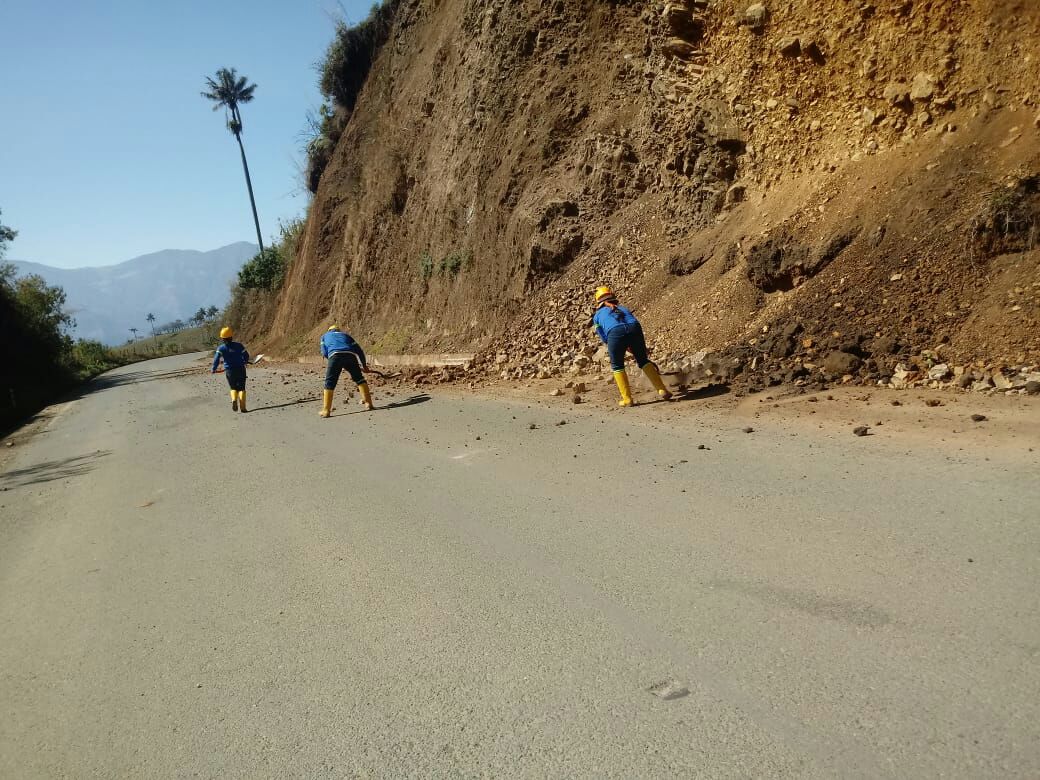 MIT_Ecuador's tweet photo. #MTOPInforma: Se termina de realizar la limpieza de las vías Guaranda-Chimbo-Balzapamba y Guaranda-Las Herrerías-San Juan #Bolívar luego del #Sismo. Transitar con precaución. https://t.co/V2rAFQykWc