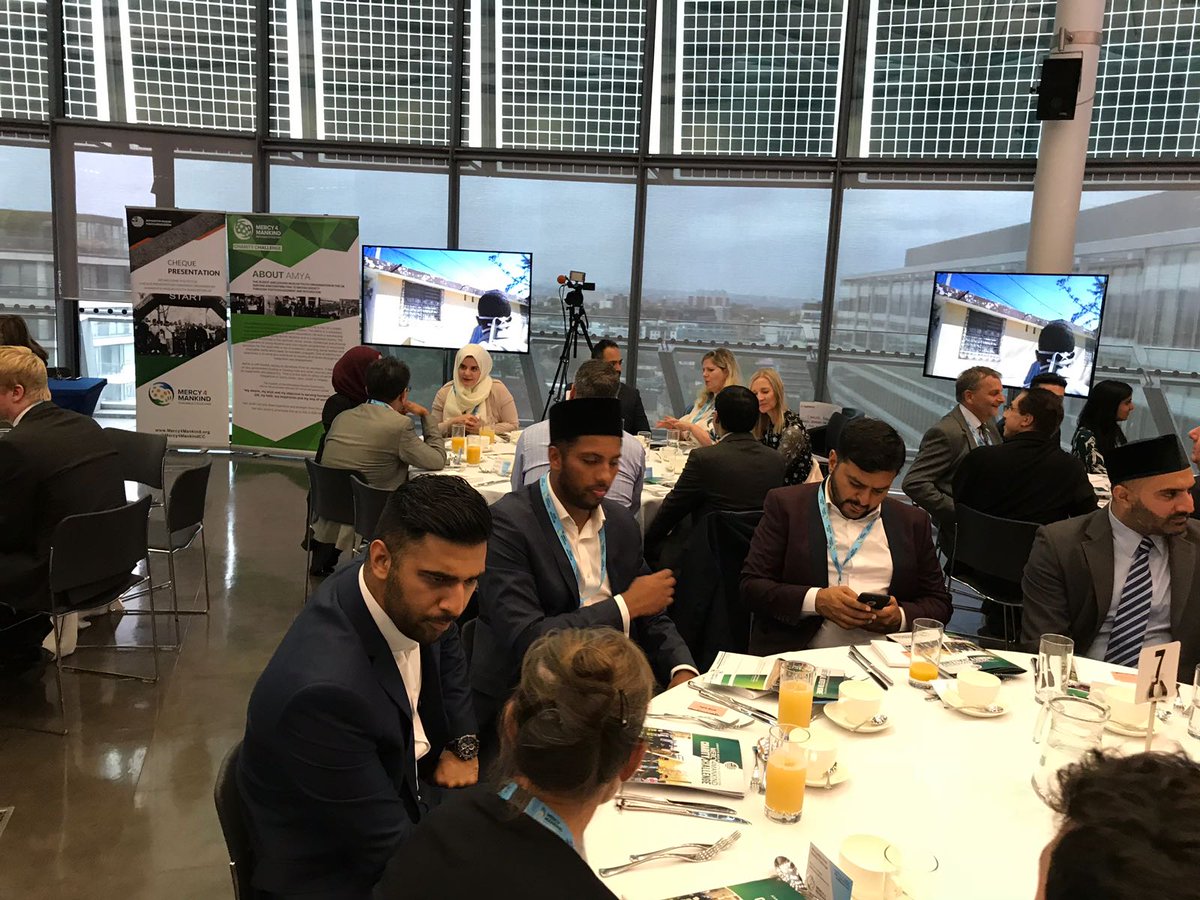 #Ahmadiyya Muslim Youth Association UK's #Mercy4Mankind Charity Cheque Presentation took place at City Hall, London. The Community has managed to raise over £1 million this year, for various British charities.

Serving humankind is an integral teaching of Islam.
#FridayFeeling