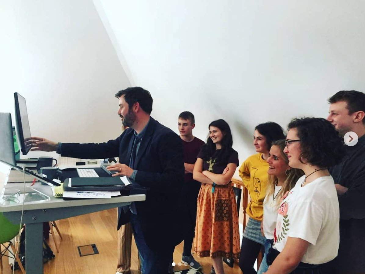 TY_Pretenders's tweet photo. We had a pretty inspiring day on Tuesday with screenwriter & playwright Matt Charman! ✏ A group of TYP's young writers came up to London to get some tips from Matt, and to share their own work 🖍a wonderful 2nd year of this workshop! #youngwriters #youngvoices #bigplatforms https://t.co/ugZLZOQE1r