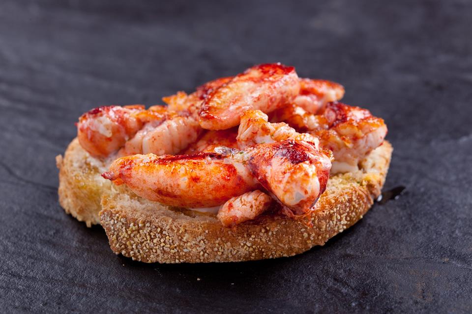 GastroEnlace's tweet photo. Tosta de bogavante. Sobran las palabras.
En @BarZeruko #Zeruko #Donostia #SanSebastian https://t.co/qx9LNqMvyW