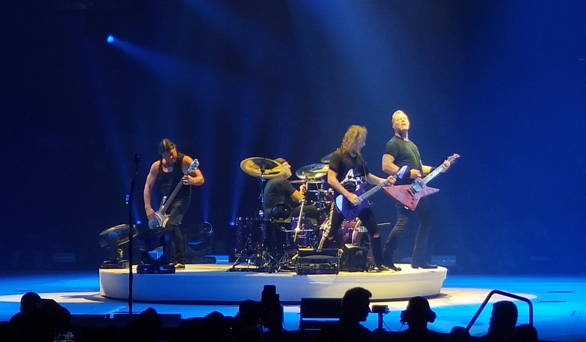 bxhindmyeyelids's tweet photo. #MetInNebraska was amazing. Drones, fire, new and old songs and family. https://t.co/D03Vo1UHm4