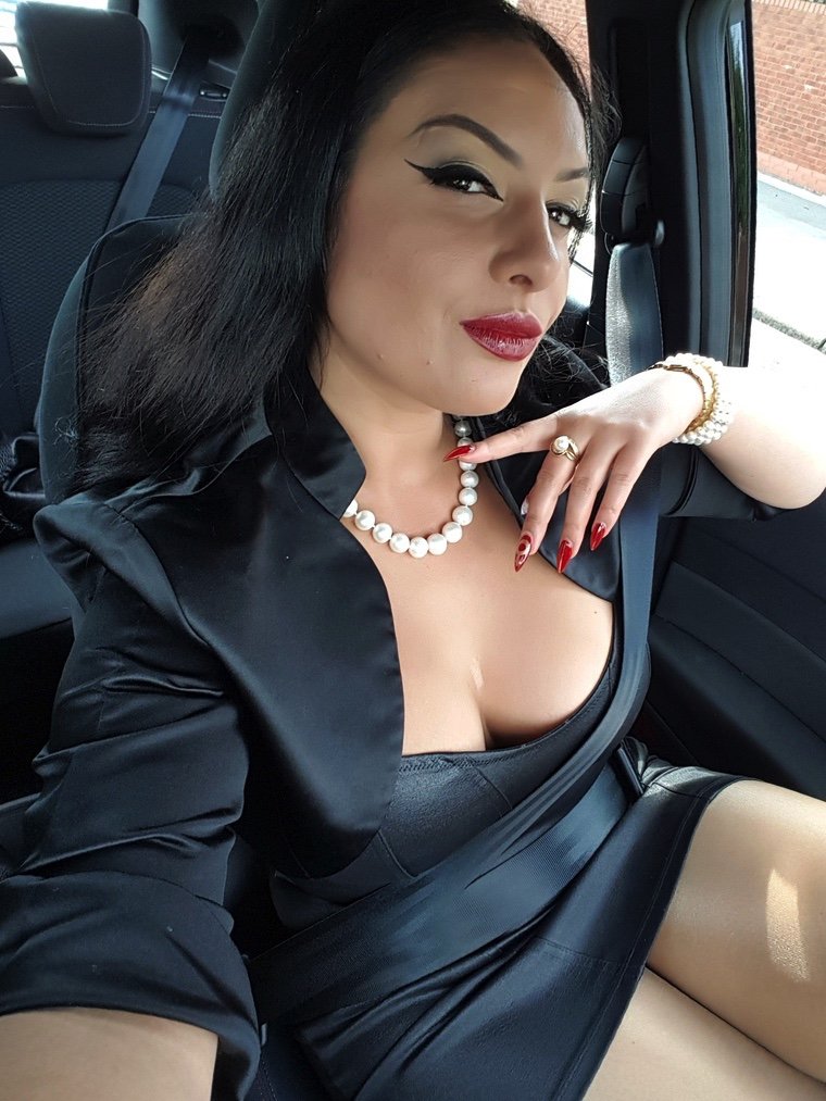 Marc Debree on Twitter: "I love this outfit, Beautifull woman in beautifull cotes…