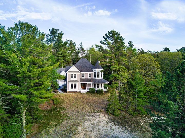 One last aerial image of the front of the house up at Lake Michigan. Thanks for the invite @jamesschmelzerworkshops #aerial #drone #lakemichigan #boatparty #jeromeghamilton #djimavicpro #dji #dronelife #marinaphotography #lakehouse