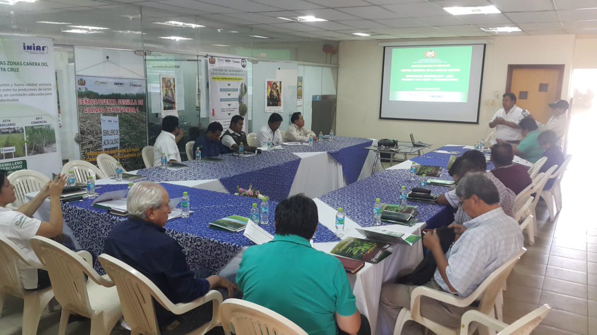 madretierrabol's tweet photo. #Ahora #SantaCruz | Se lleva adelante una reunión informativa, donde el Centro Nacional de la Caña de Azúcar #CENACA, dependiente del @INIAFBolivia , presenta los resultados de la campaña 2017 - 2018 a los representantes del sector productivo y Agroindustrial cañero. https://t.co/Gt6Qr8HYeN