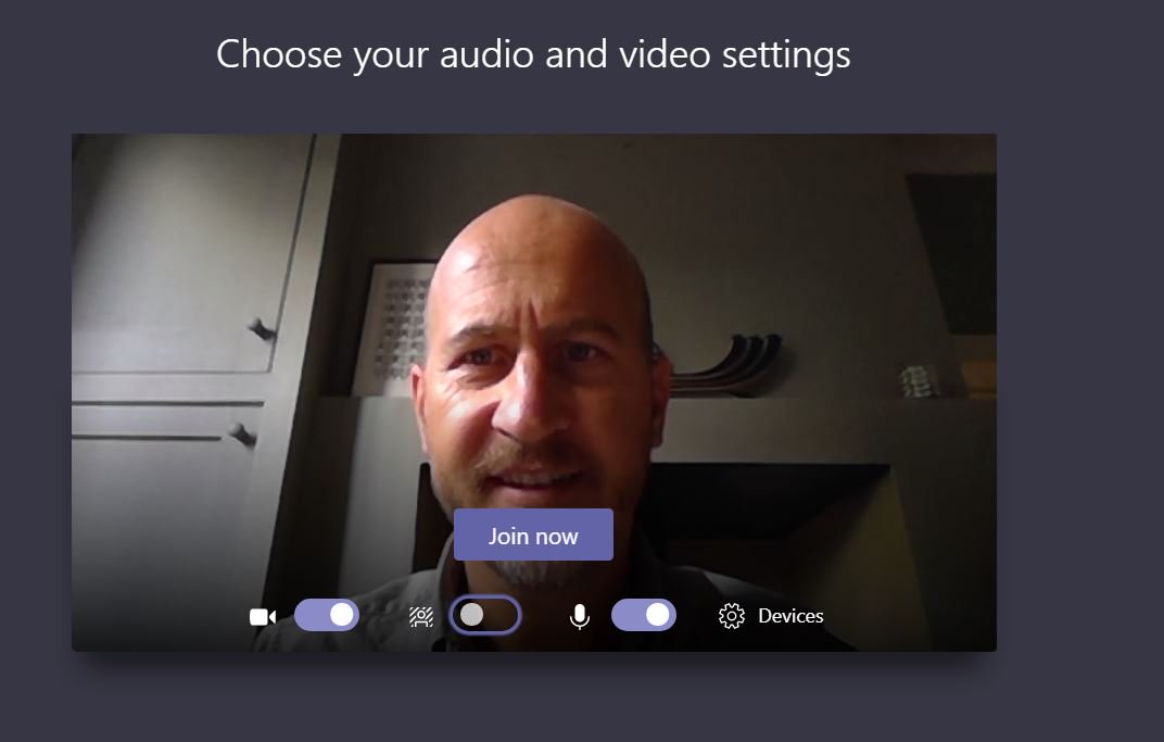 hector smiling at camera with background shown - three keys below for camera, blurred backgroudn and sound