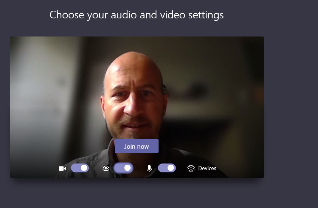 hector smiling at camera with background totally blurred - three keys below for camera, blurred backgroudn and sound