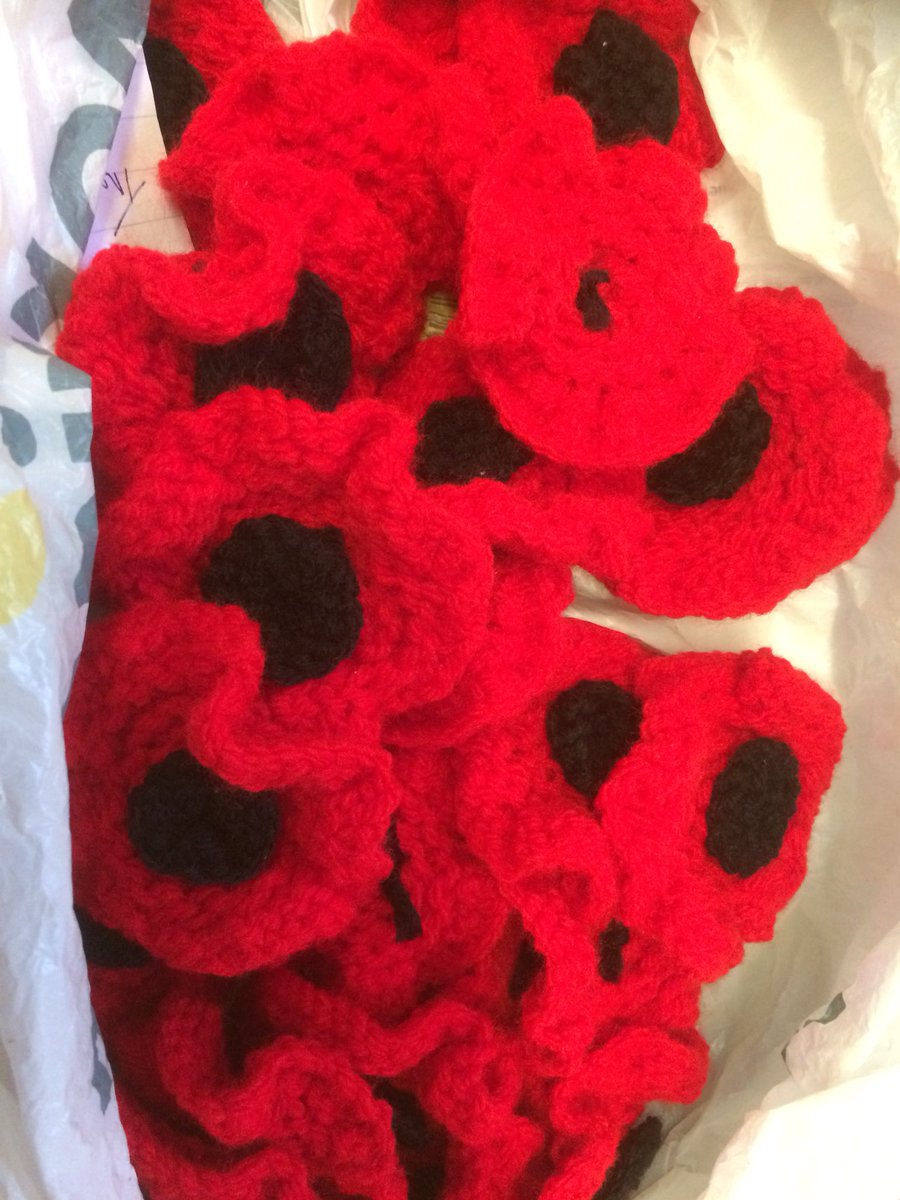 trudydavies1964's tweet image. Thanks Linda Clare for these lovely poppies. We have a easy to follow knitted pattern available at #Woosnam &amp;amp; Davies News just call in for copy.
#TurnOurTownRed for remembrance #CountdownToPeace
where going have a great display in the town #IAA18 #Llanidloes #ShopLocal