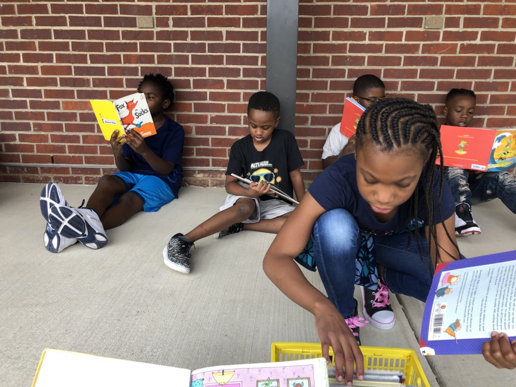 MrsAndersonTCS's tweet photo. When you have a beautiful day...take your books 📚 outside! #TCSLearns @oakdaleelement @TCSBoardofEd https://t.co/E1EUlDJRhw