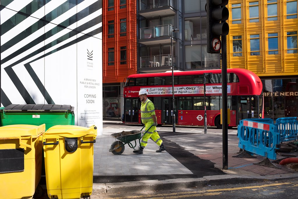 NickTurpin's tweet photo. London was sunny and colourful today, took this while out teaching my street photography experience for @sidestorytravel with a really nice guy from Baltimore. How good is my job? :-) https://t.co/QbWkcwJsC8