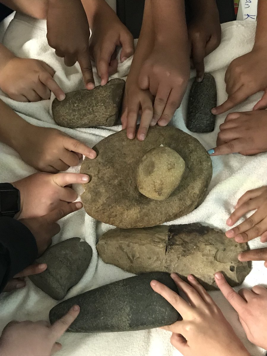 kendra_wads's tweet photo. Brining skme Native American history come alive! Nothing like genuine Woodford County artifacts to make things real!! @simmonsbulldogs #simmonspride https://t.co/GoIHyaGszR