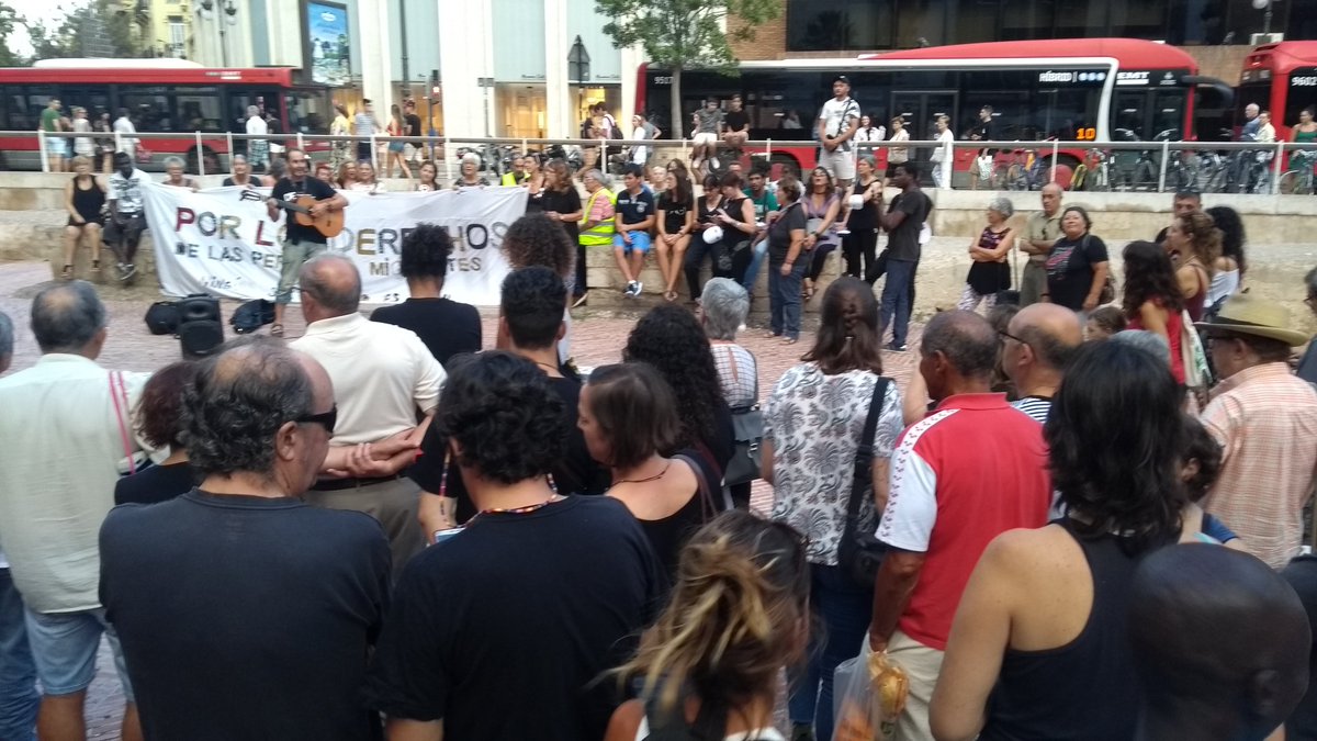 valenciaacoge1's tweet photo. Concentración en València #StopDevolucionExpress Contra las políticas migratorias genocidas de la UE. Construyamos puentes, no muros https://t.co/oMsCXdaDnv