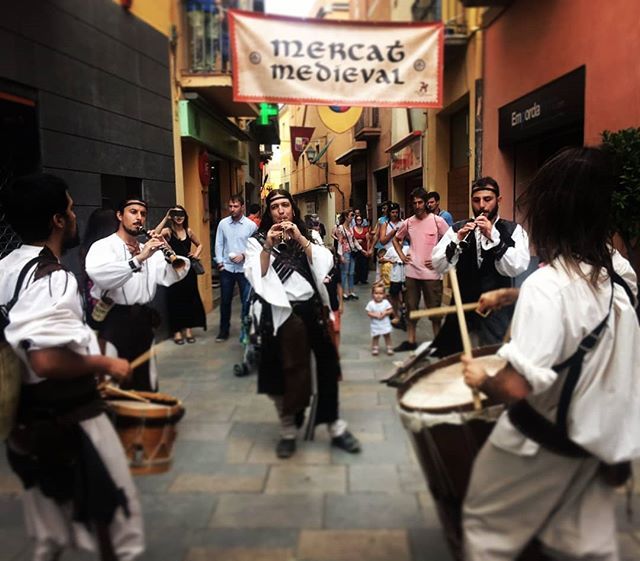 SubitusMedieval's tweet photo. Castelló d'Empúries estrenat!
Arrenquem amb molta energia per donar canya tot el cap de setmana!!
#castellodempuries #terradetrobadors #medieval #tdt2018 #gralla #tarota #timbal #surdo #tradicional #firamedieval #subitus #sübitus https://t.co/2NEaMbBkQ7 https://t.co/alB0FEDFc1