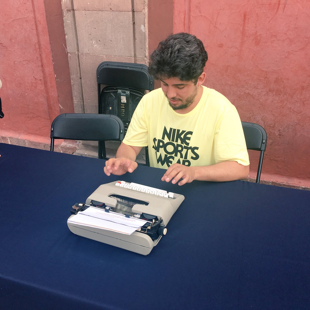 mangelangeles's tweet photo. Empieza #MáquinaEsMensaje, parte del #HackHay del @CCDmx al @hayfestival_esp. Estamos en el Museo Regional con el escritorio público pop-up más bonito. Vengan: escritores listos para escribir junto a usted. https://t.co/63d9gmYqal