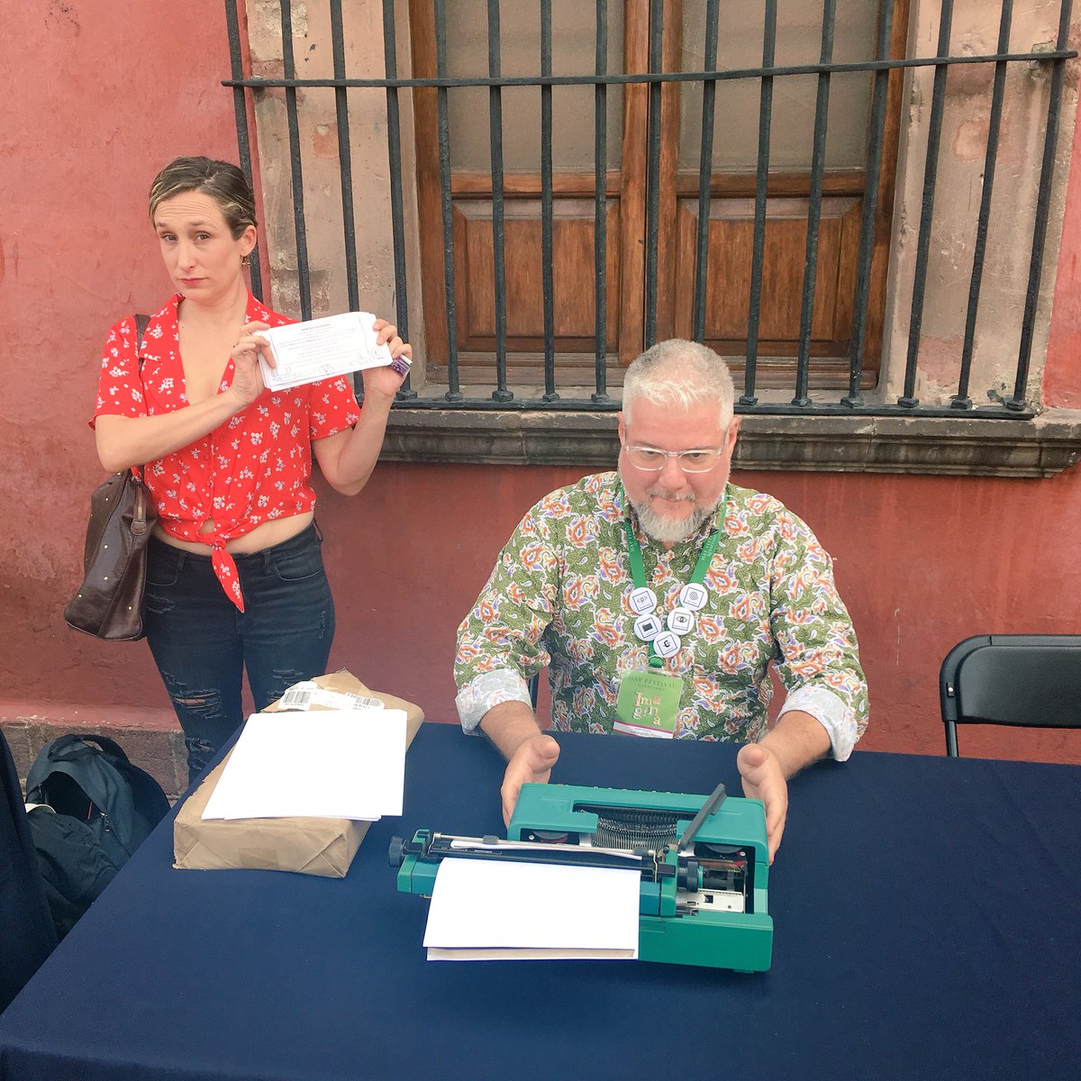 mangelangeles's tweet photo. Empieza #MáquinaEsMensaje, parte del #HackHay del @CCDmx al @hayfestival_esp. Estamos en el Museo Regional con el escritorio público pop-up más bonito. Vengan: escritores listos para escribir junto a usted. https://t.co/63d9gmYqal