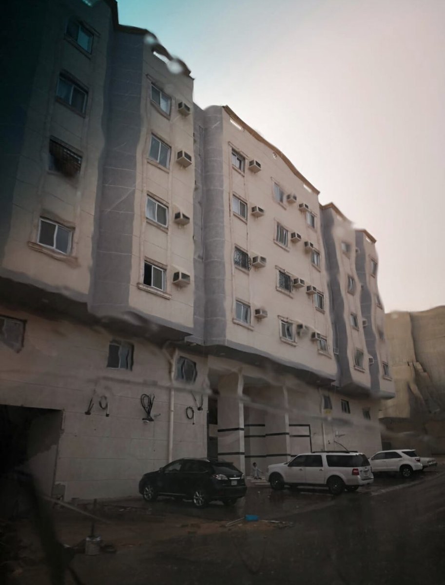 Hedaj2030's tweet photo. مساعد مدير عام التعليم للشؤون المدرسية عنده عمائر من ست ادوار  في اغلا مكان في مكة المكرمة من وين هذا كله من راتبه مثلا https://t.co/cQxJxqObdm